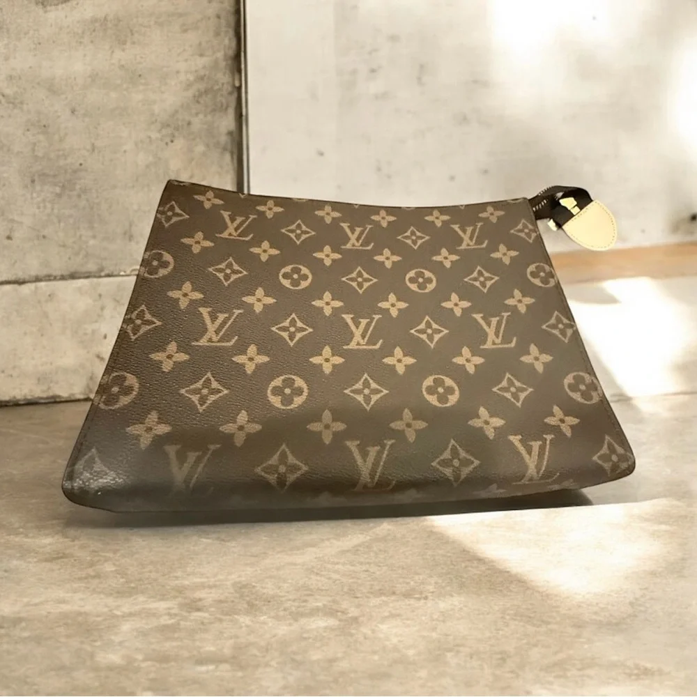 Louis Vuitton Toiletry 26